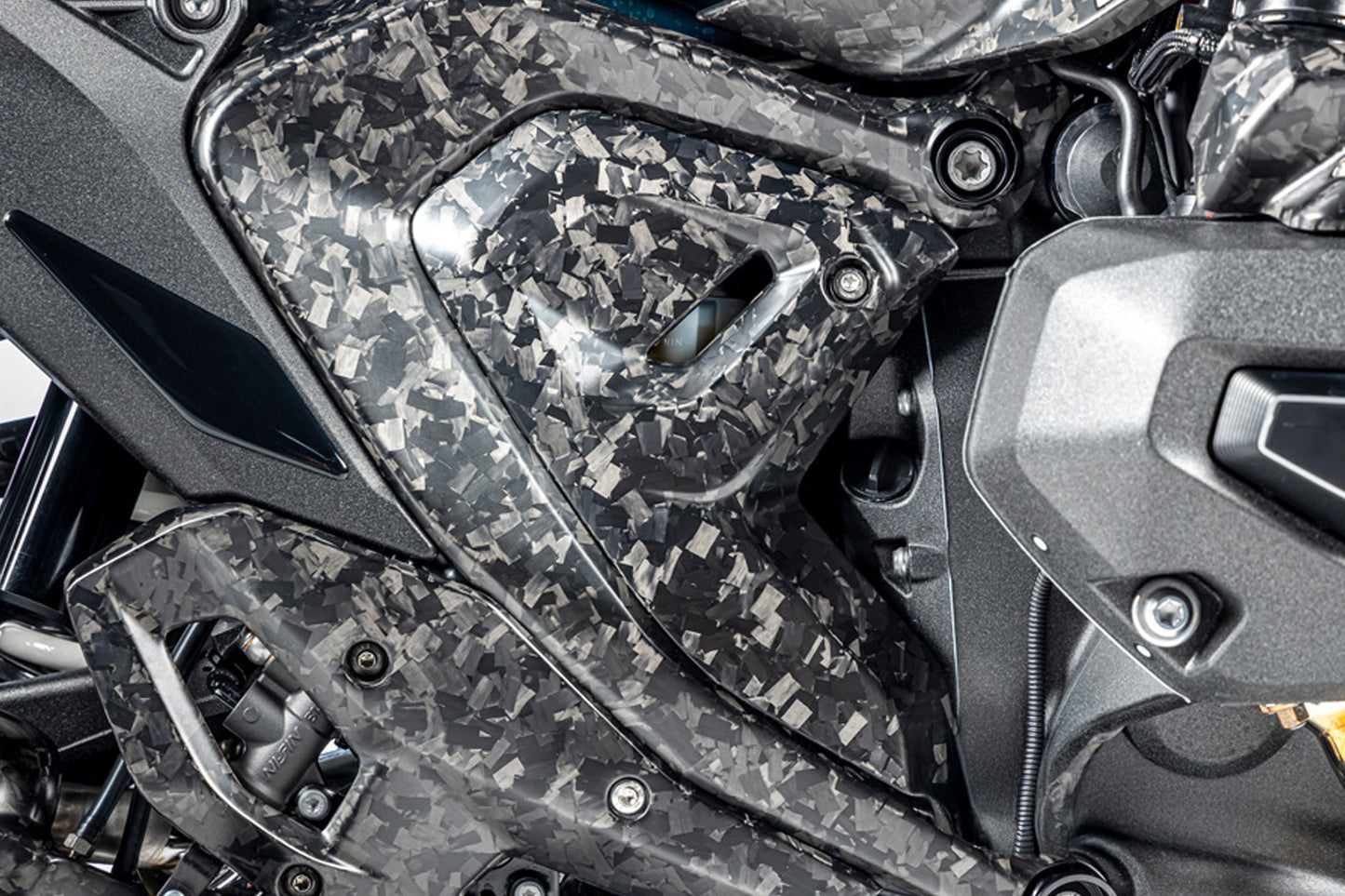 Ilmberger frame triangle cover R 1300 GS + Adventure - right - Black Diamond Carbon - matt