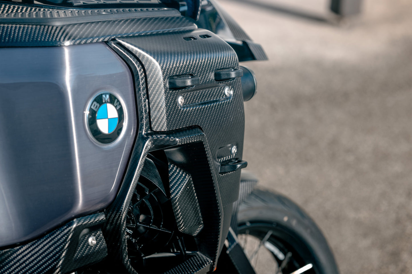Ilmberger radiator cover with holes for bag mounts R 1300 GS Adv. - right - carbon - matt